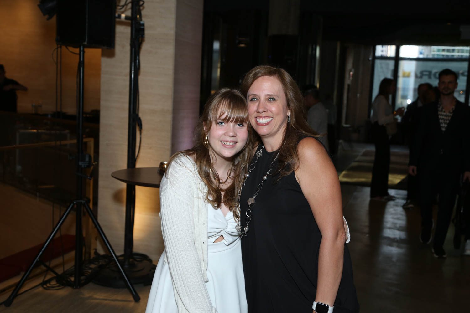 Ava Wildes和AJPARON