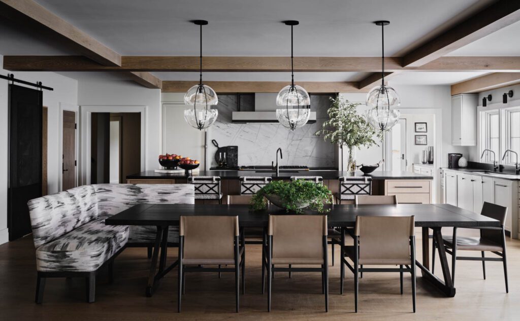 餐厅Holly Hunt的照明装置挂靠JW开发餐桌定制餐桌由设计伙伴提供,餐椅由Tom Kelly提供厨房内BluBlk定制皮包硬件与Ochre皮包硬件和Thomas Hayes Studio柜台