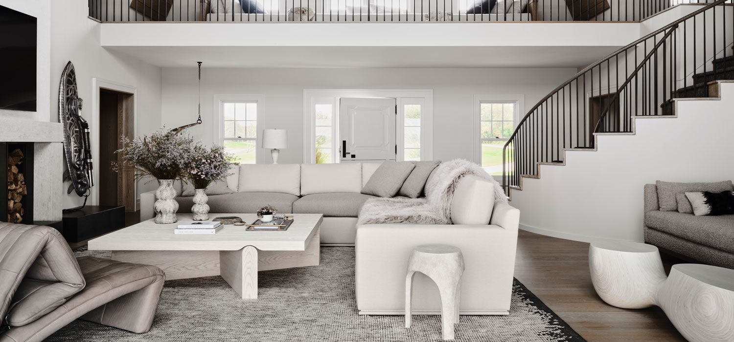 广房LindseyAdelman照明定型、设计伙伴分机、ChristopheDelcourt咖啡桌、StefanHeiger口音座椅和StevenKing地毯创造优雅而温暖的气氛自定义SteambarkSurfboard艺术由WilsonBates为Vail国际美术馆制作