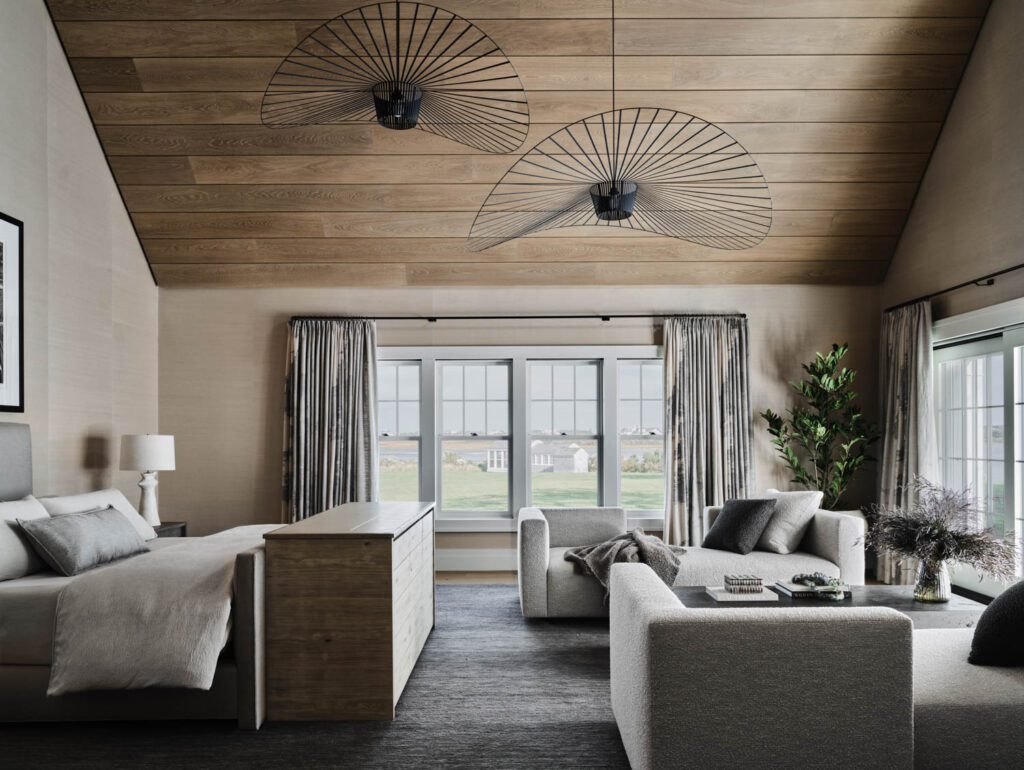 主卧室装饰PetiteFriture灯光和StevenKing地毯自定义床和窗台由Partners in Development(PID)提供