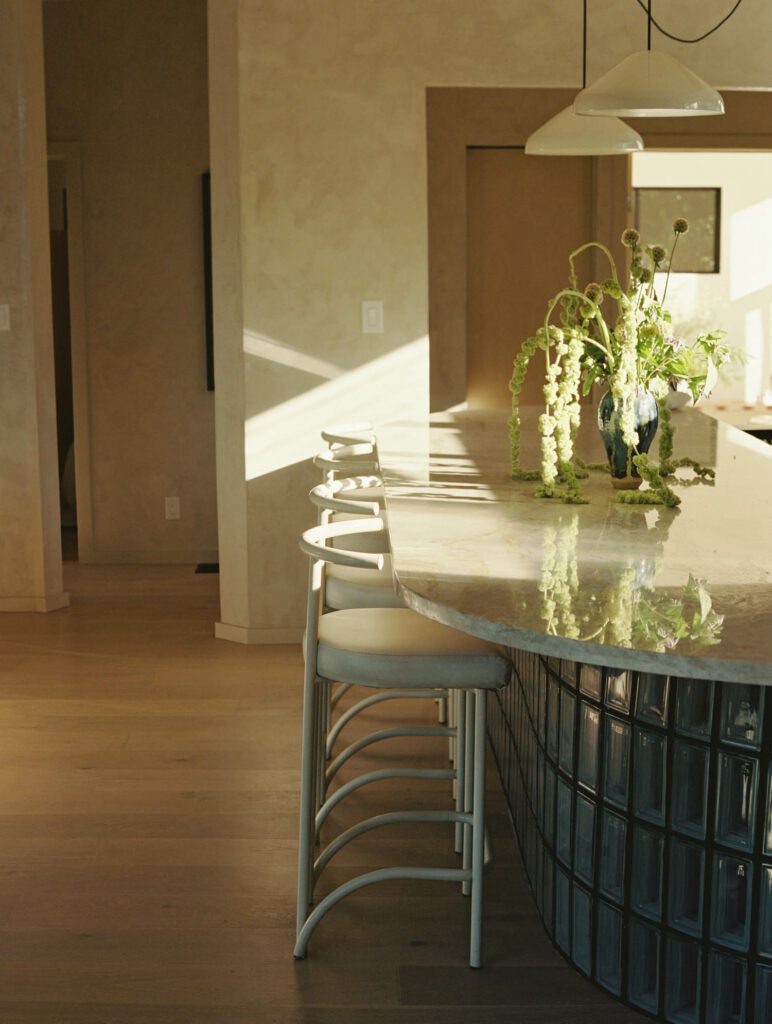 OWIU游戏集成玻璃隐私块作为豆形厨房计数器底部,允许定型浮控