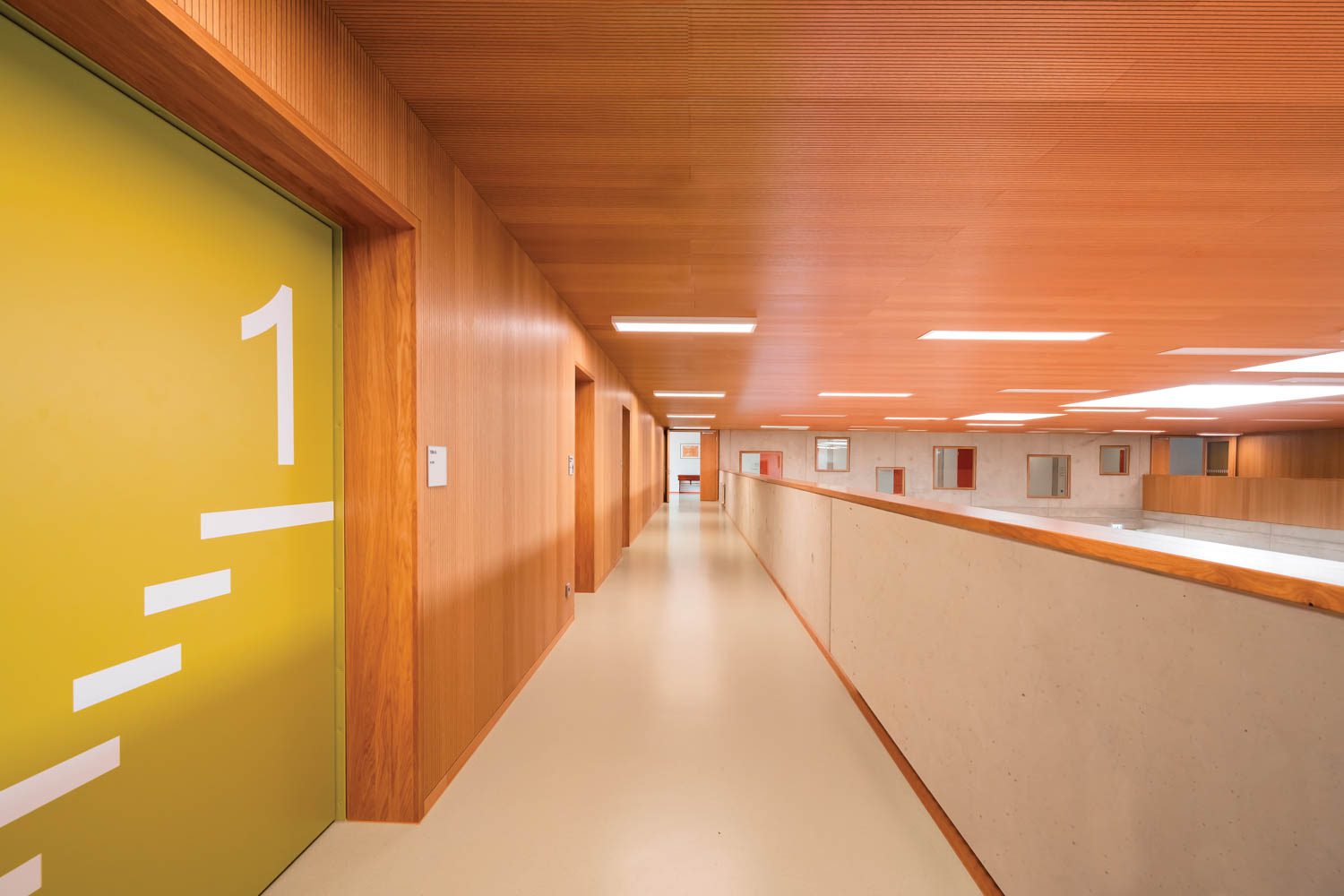 门向楼梯是黄色 数对应楼数