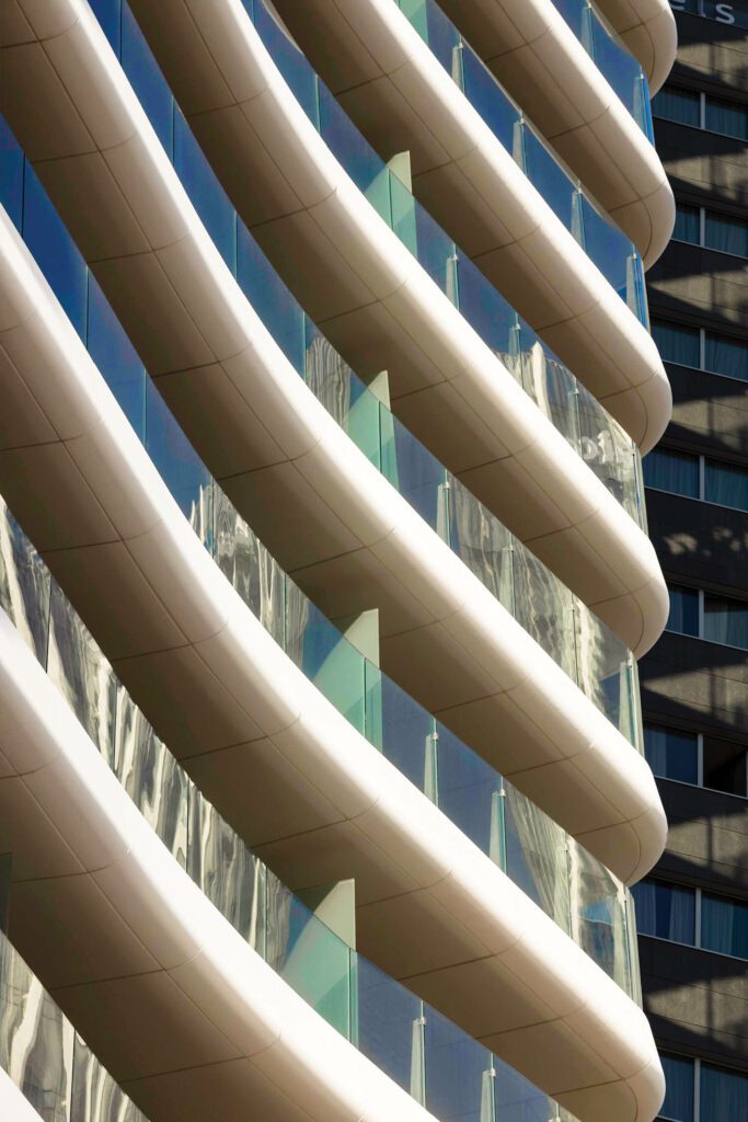 曲线前方和玻璃墙阳台最大化城市、山地和地中海视图