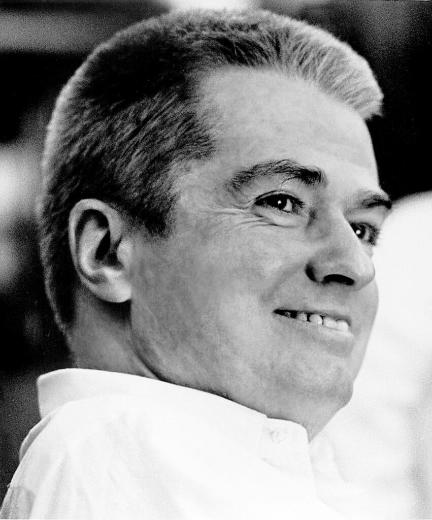 1959年-PaulRudolf为摄像头笑一笑,而Frankloydrights所罗门R古根海姆博物馆在纽约开放