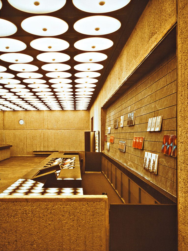 惠特尼美术博物馆由Marcel Breuer和Associates制作为纽约新图标,NicosZagratosCH-66提供小说管状钢