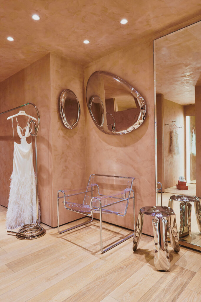 代表组装铬和丙烯装饰