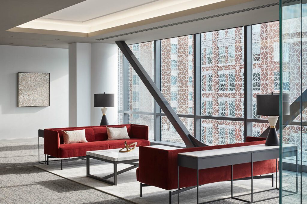 私人电梯大厅五楼Bernhardt沙发环绕Masland地毯上恢复硬件表,