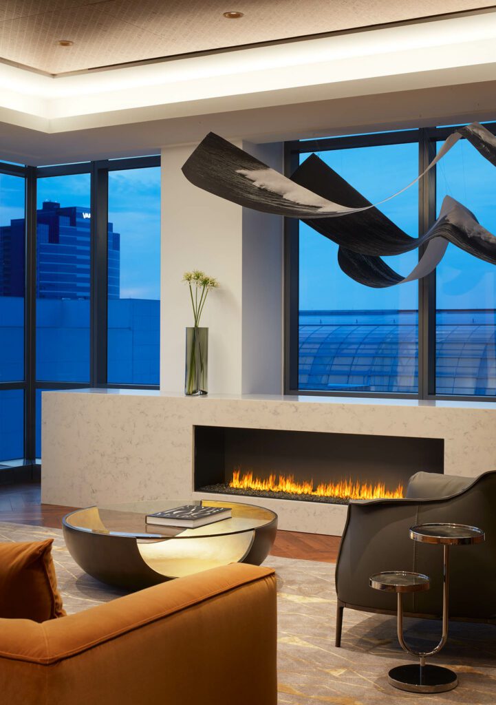 Beatrice Spadea挂纸雕刻定义六楼执行室,配有定制石英Earth,Poltrona Frau轮椅和MitchellGold Bob Williams在Scott Group Studio地毯上表表