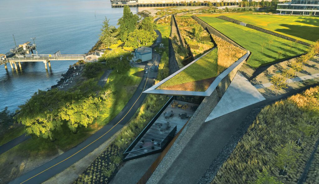 公共水前自行车路径和步行小路沿大楼前端运行