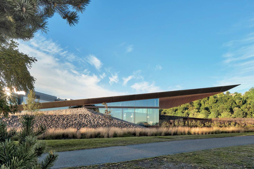 大楼石墙以玻璃墙角运行