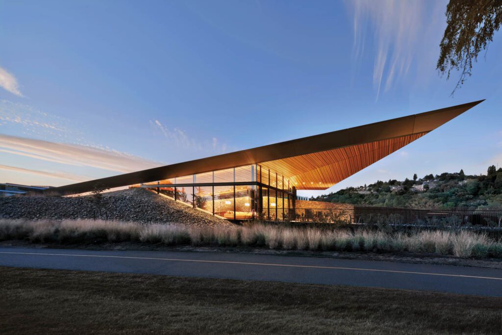 一角楼由隐线性LED照亮