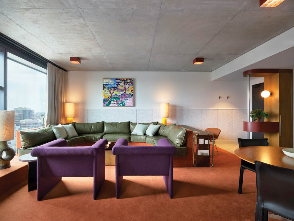 房内其他家具大都定制化, 包括臂椅和内置沙发,