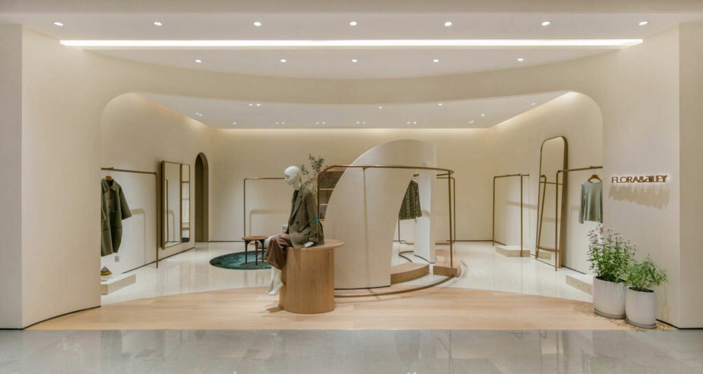 双商店入口形成二大半圆形,与内部曲面墙相交