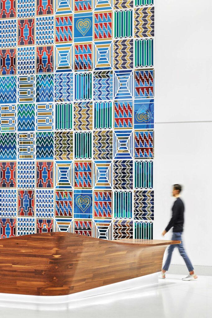 ghafari自定义核桃桌和QuiltSeries接收区