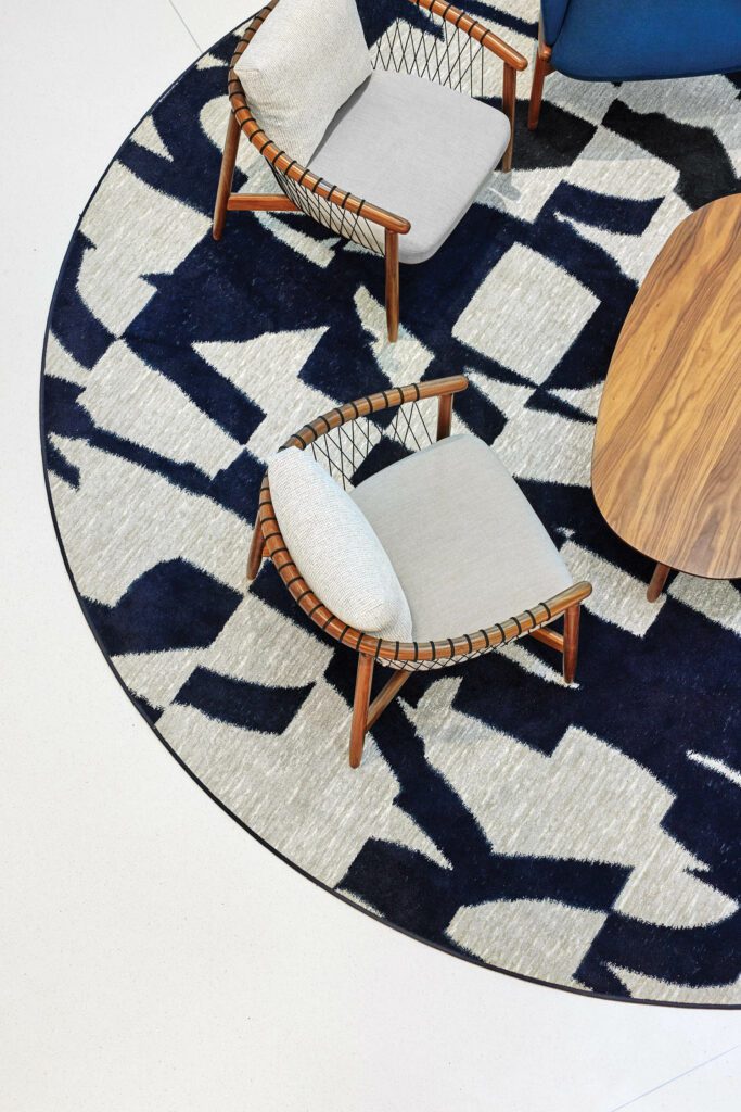 交叉抓椅子创新室