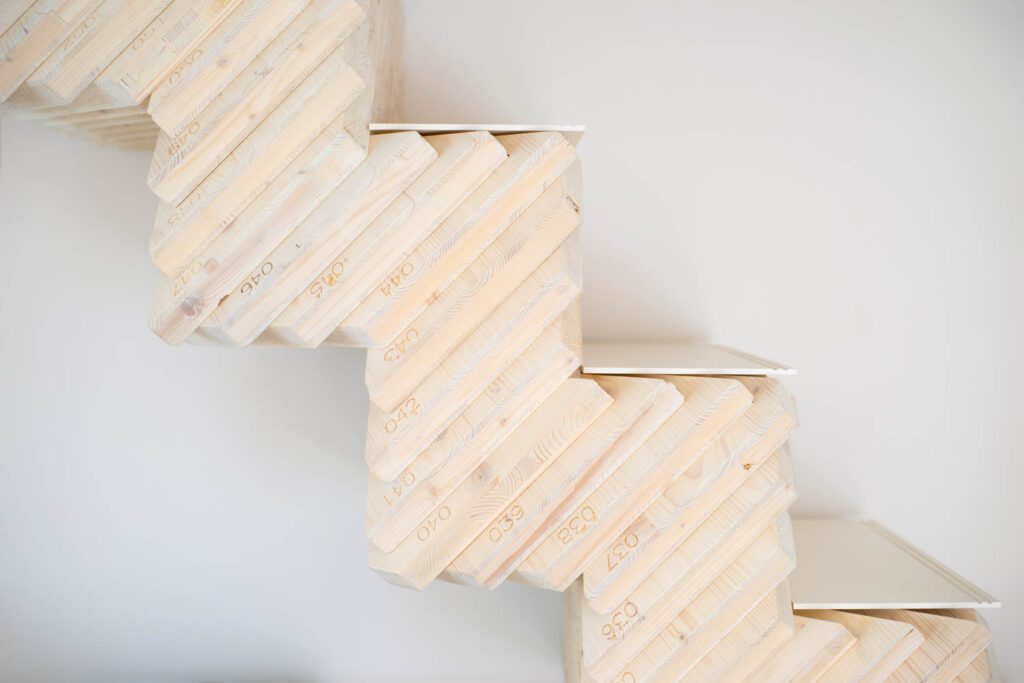 楼梯线由白压缩板薄板制成