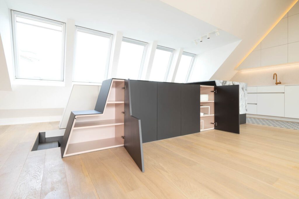 单片定制存储器由黑包MDF和纸和丙烯树脂组合制成