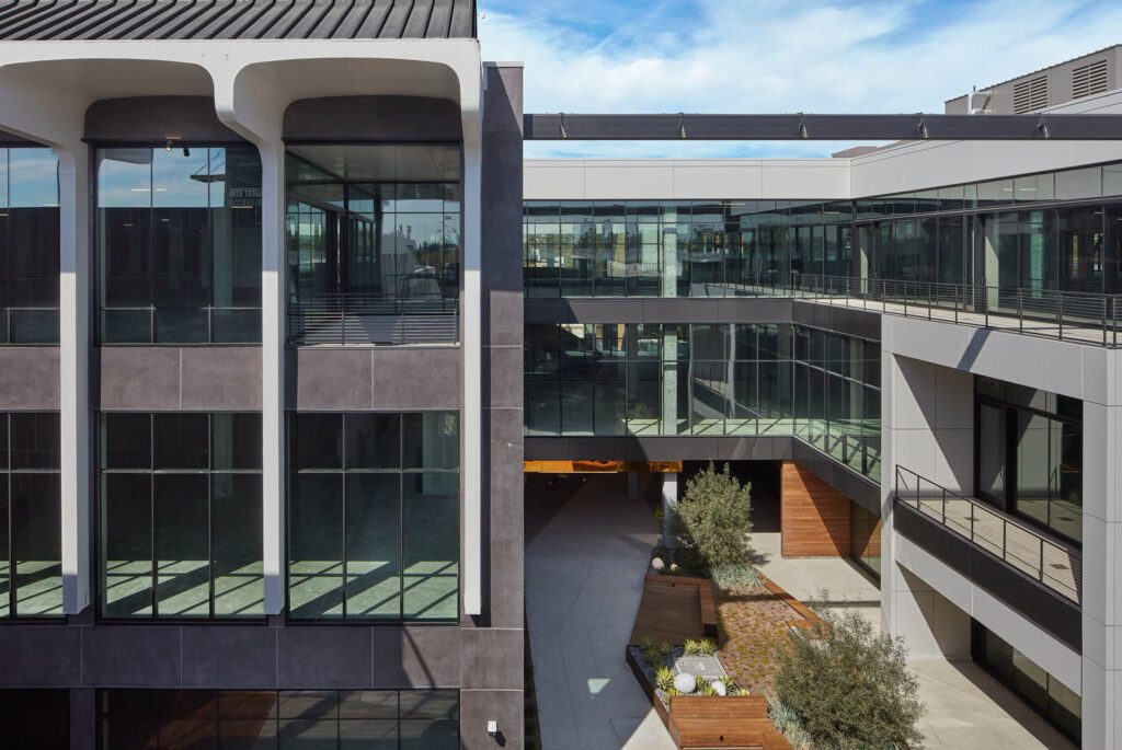 HLW用粗略动作把本世纪中叶大楼切成二分