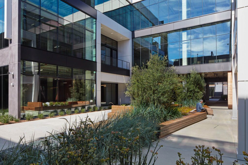 院子像休息室或工作空间适配