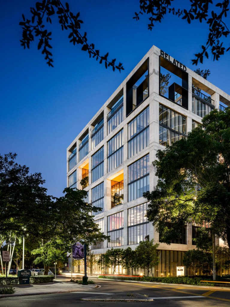 Arquituconea设计八层混凝土和玻璃楼 顶层二楼