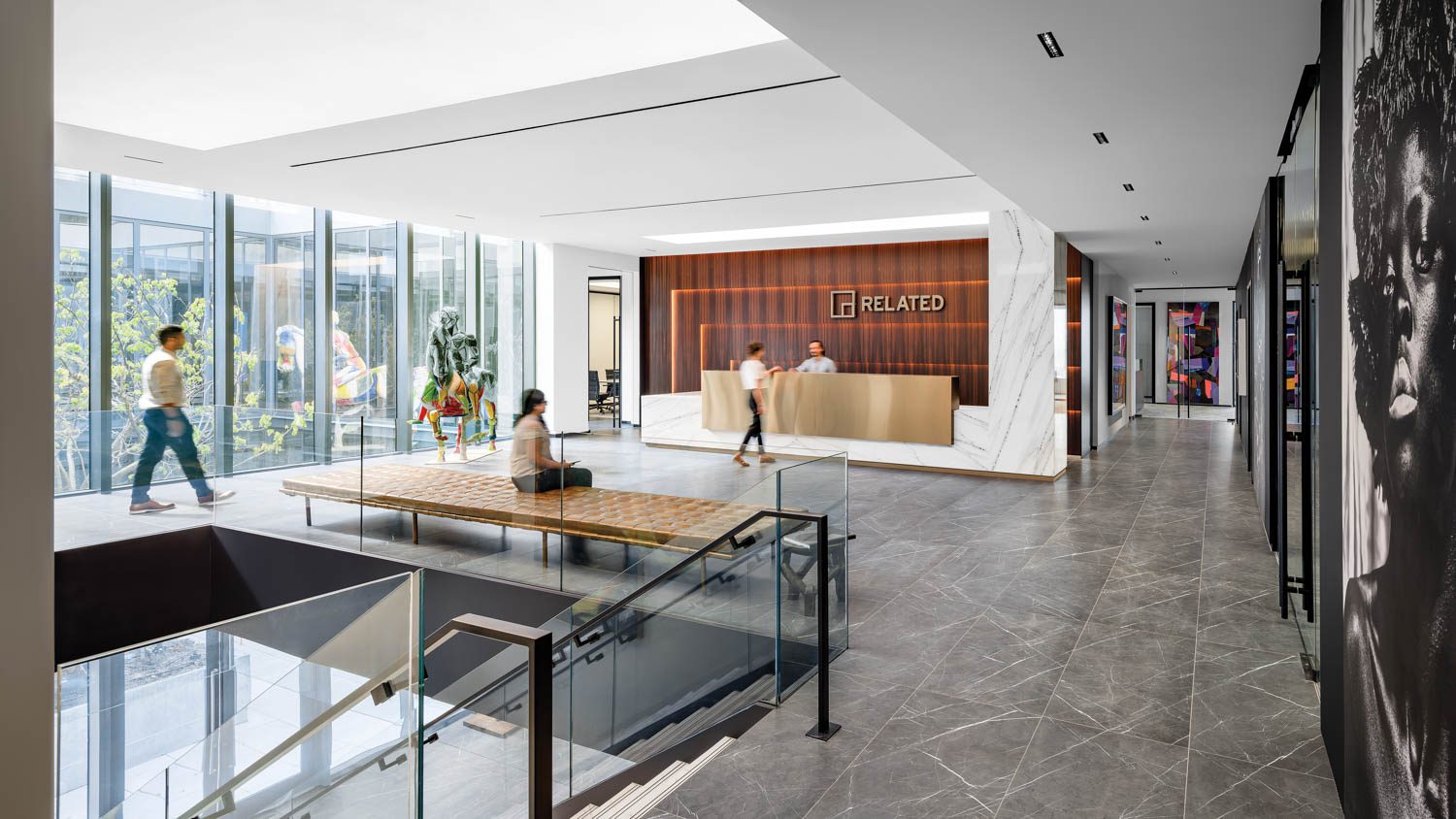 mies vanderrohe经典巴塞罗那白床长版由Jude Niedermaier用青铜玻璃制作,面部定制台装满不锈钢和大理石,由玫瑰木墙支持