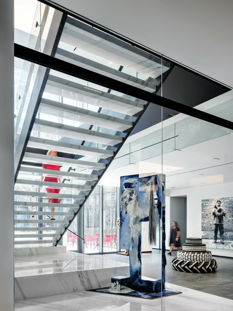 靠近阶梯底层的艺术作品包括Robb Pruitt无标题雕刻堆叠四轮并左传Ai Weiwei投放汉王室Urn