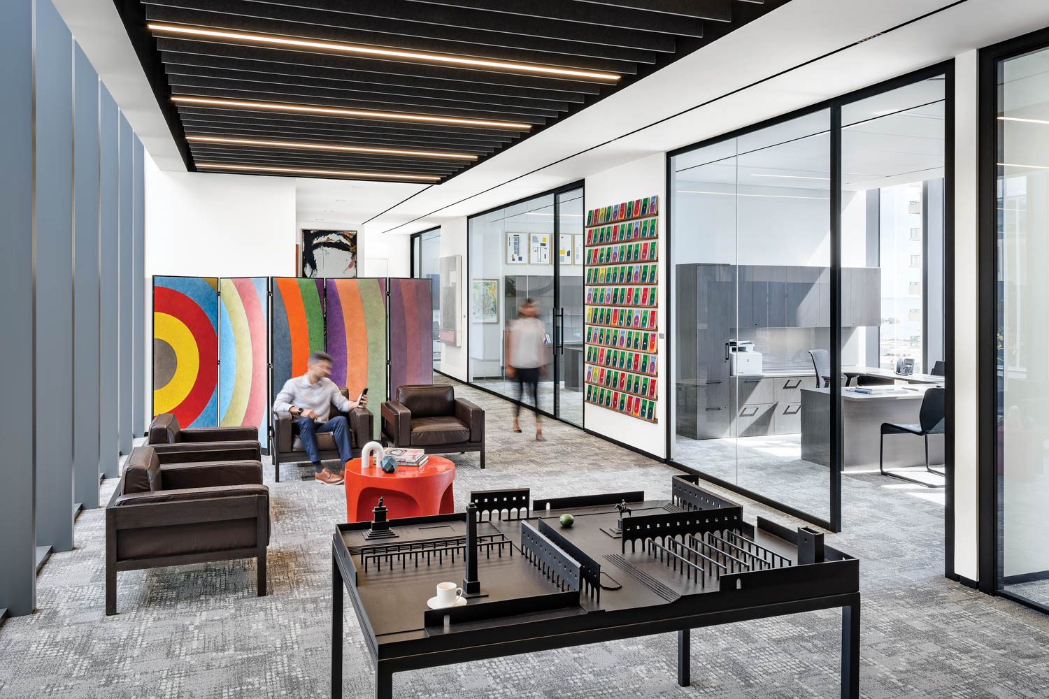 执行办公室外休息室包括Sol LeWit折叠屏幕、老式Emere Veranne轮椅、Robert Kuo咖啡桌和Necurnal广场,这是Jorge Méndez Blake制作的黑铜雕刻