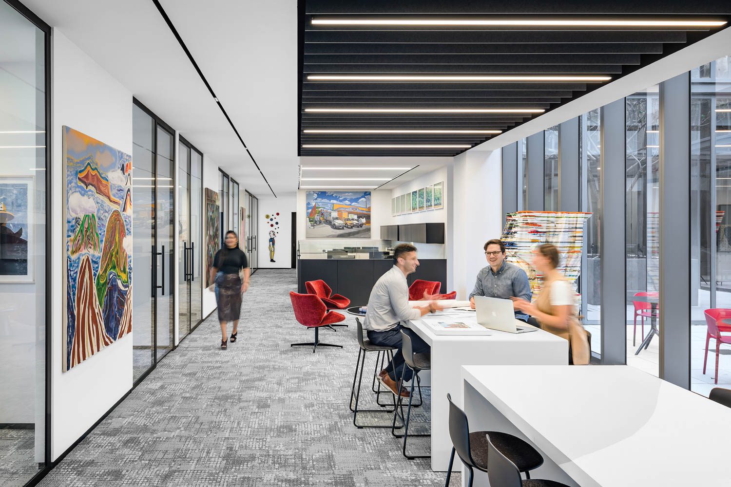 玻璃墙院为八楼协作空间提供自然光源,配有声波felt天花板和Lievore Altherr Molina凳子