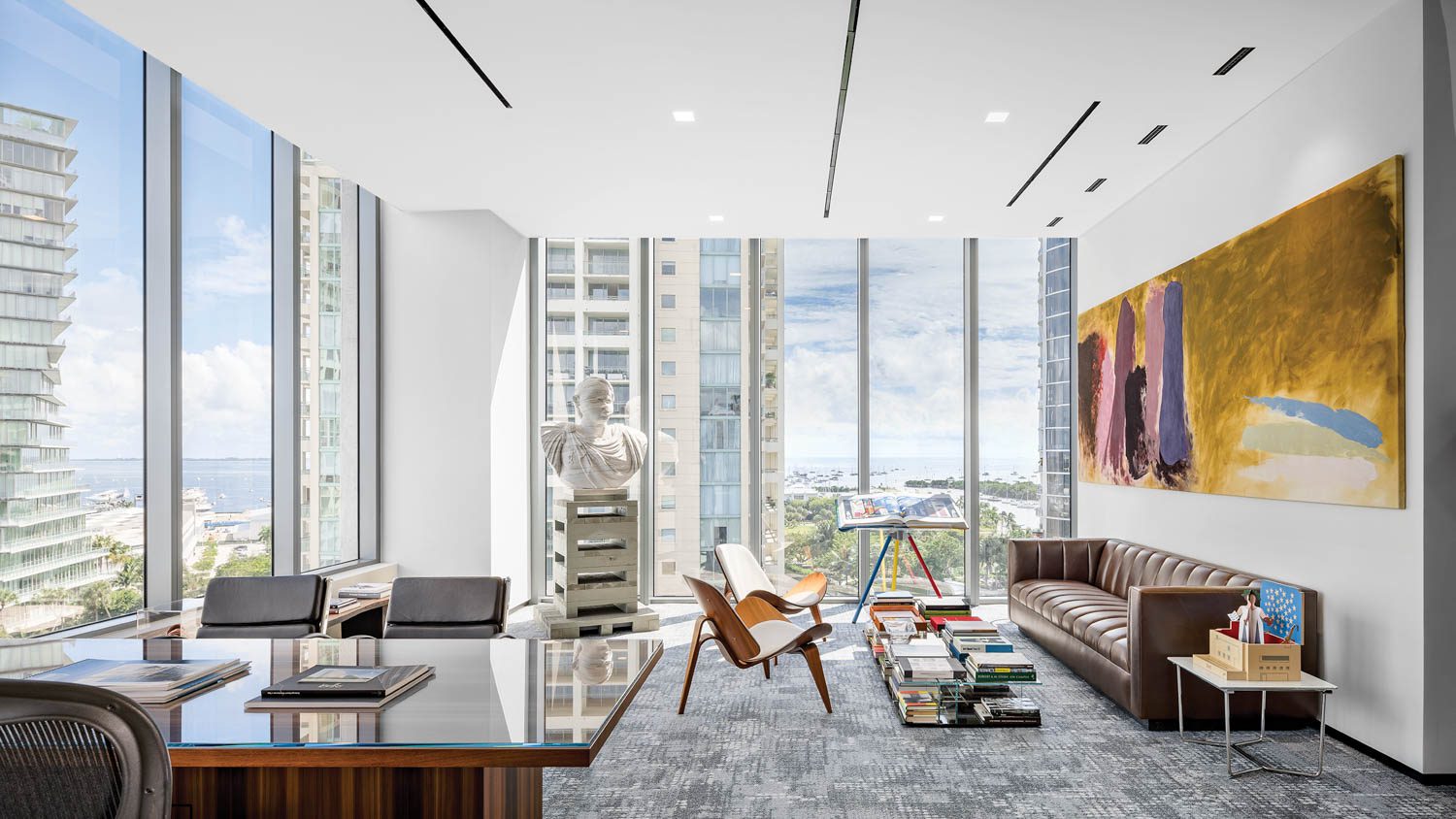 Hans Wegner休息椅和Piero Lissoni的Mex玻璃咖啡桌并发Sanford大理石大打和FriedelDzubas画Pérez办公室