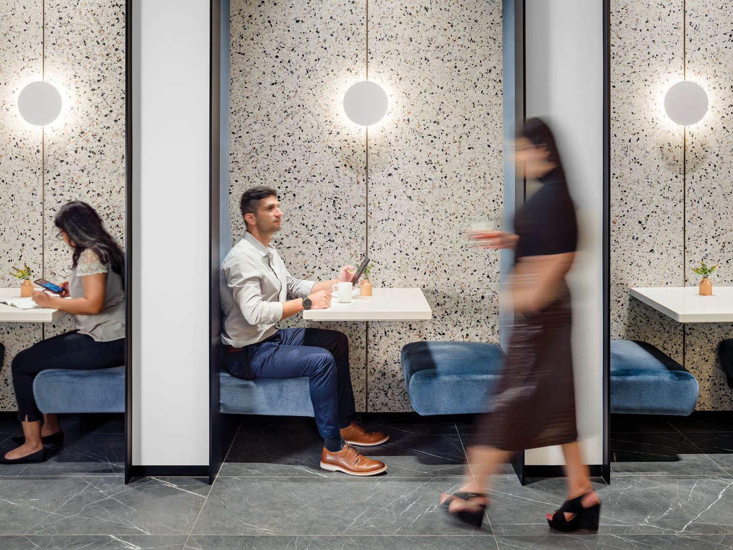 员工休息室booths有天鹅绒座椅搭接,terrazzo板搭接和LED解码