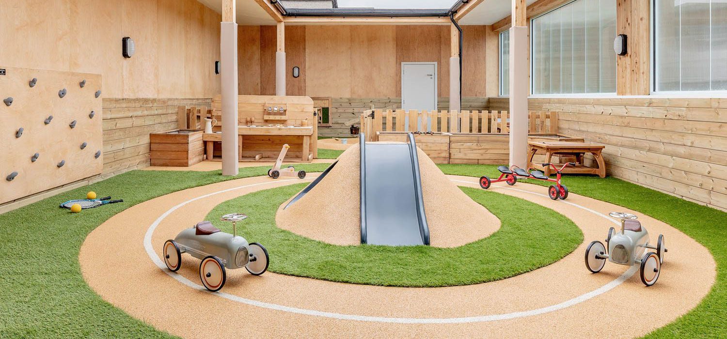 N家庭俱乐部建在一个复杂中心伦敦网站内, 地处内陆多层前办公楼新建房顶平台设计像大楼扩展,为孩子们自由游戏空间,同时维护隐私、安全与噪声筛选