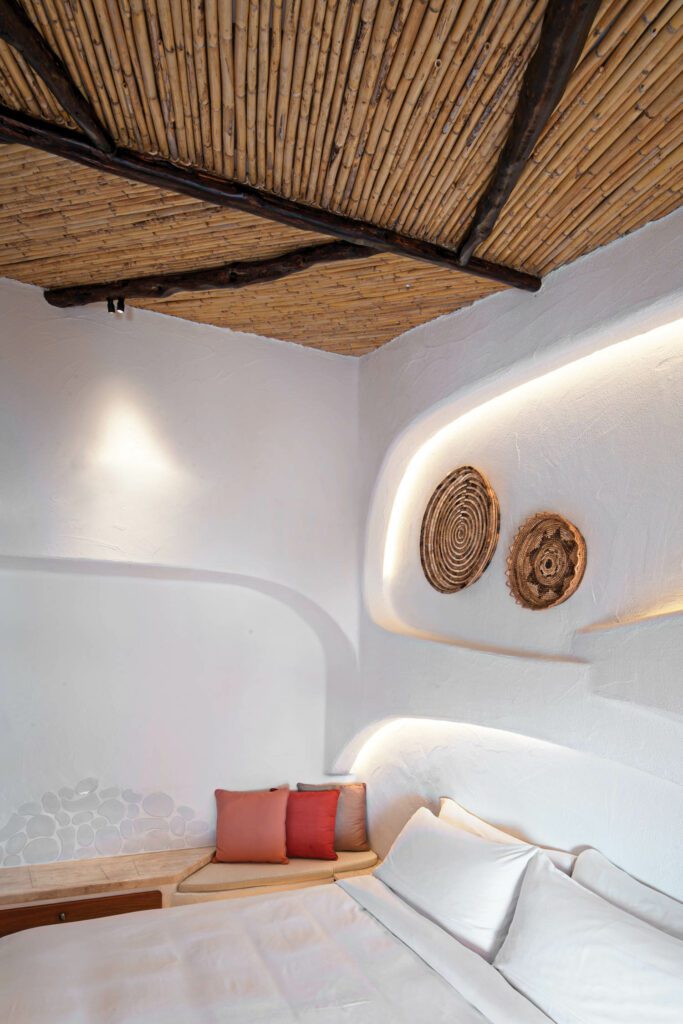 编织篮子挂在客房墙上