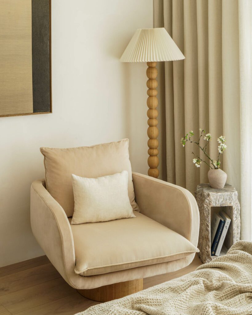 主卧室口音轮椅和侧台由自然Astetik的Tom Lawrence-Levy艺术作品TYCJANKNUT来自Cadogan现代