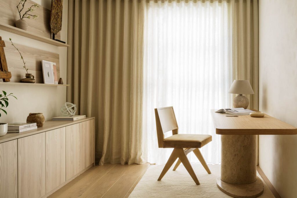 书桌和轮椅由Tom Lawrence-Levy自然Asthik机台和架子定制