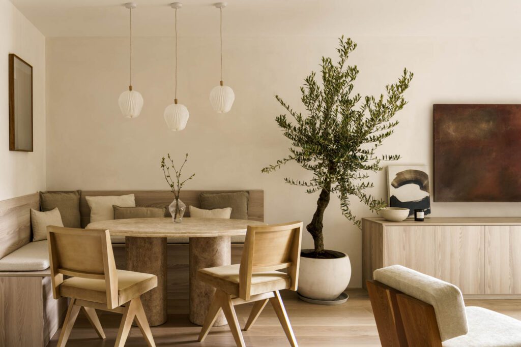 餐桌轮椅Thom Lawrence-Levy自然Asthitik光线笔由LeKlint提供艺术作品TYCJANKNUT来自Cadogan现代