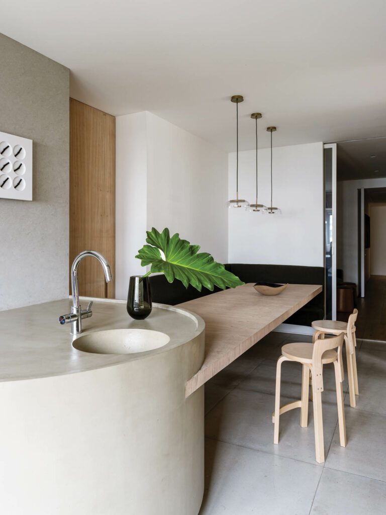 由Alvar Aalto凳子服务 厨房固凝土岛Freijo板块