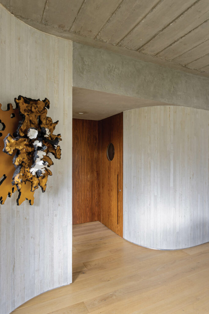 餐厅内,巴西-波兰艺人Franz Krajcberg墙雕贴厨房入口处挂起