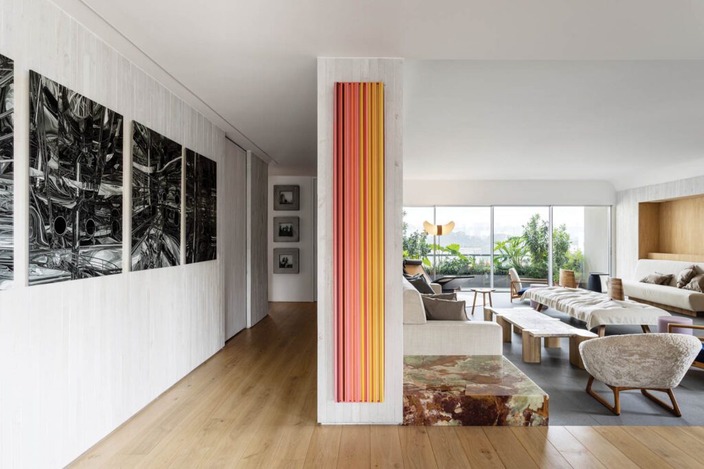 巴西艺人-Ana María Tavares(左派)、Gabriela Costa(右派)和Matias Mesquita-