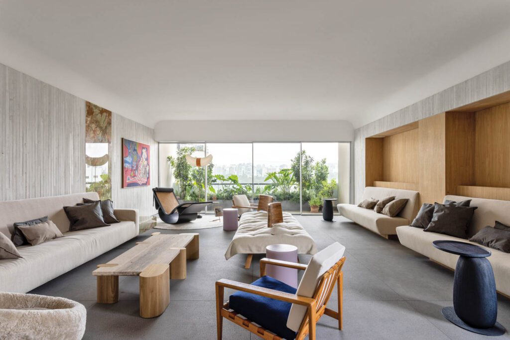 自定义鸡尾酒表与Oscar Niemyer切线板搭配,由Claudia Moreira Sals双向Siri轮椅搭配和一对老式SvanteSkogh臂椅搭配