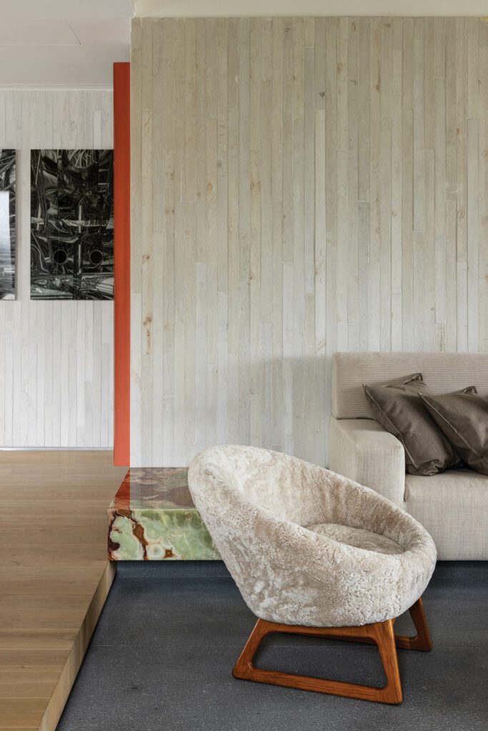 古代Kurt Ostervig休息椅装饰羊群坐在客厅自定义沙发旁,楼面为basalt