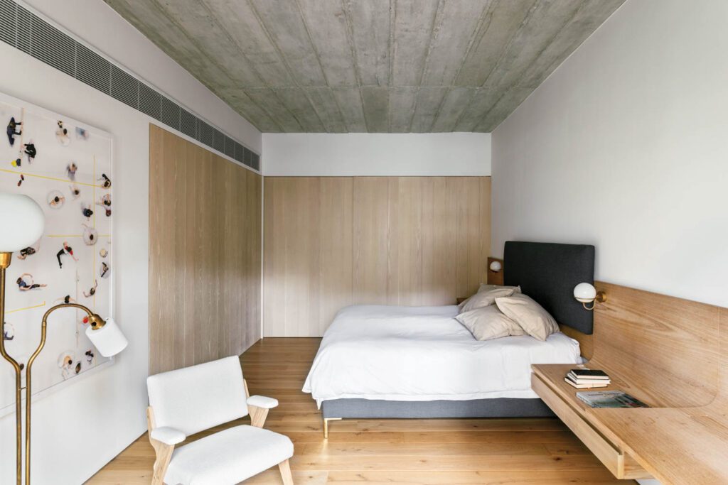 Katrin Korfmann艺术编译Zanine Caldas臂椅和汉斯Bergström主卧室稀有的老式楼灯