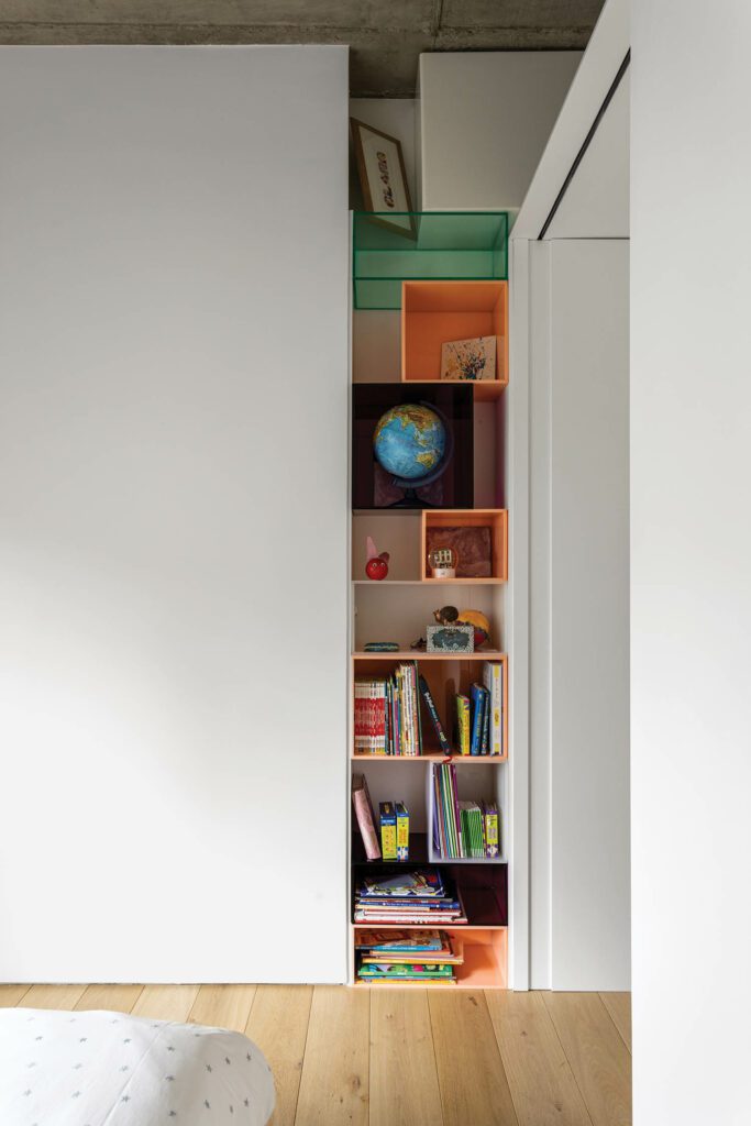 衣柜内装有自定义丙烯存储器LEDs