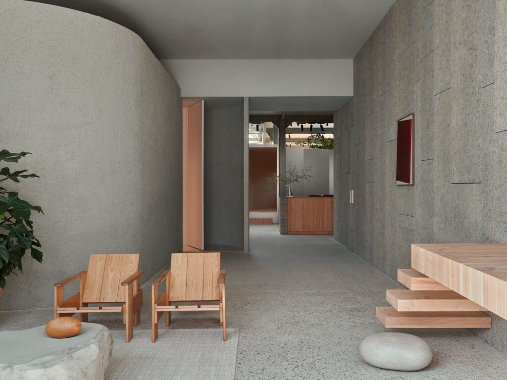 休息椅前定制表和海草地毯