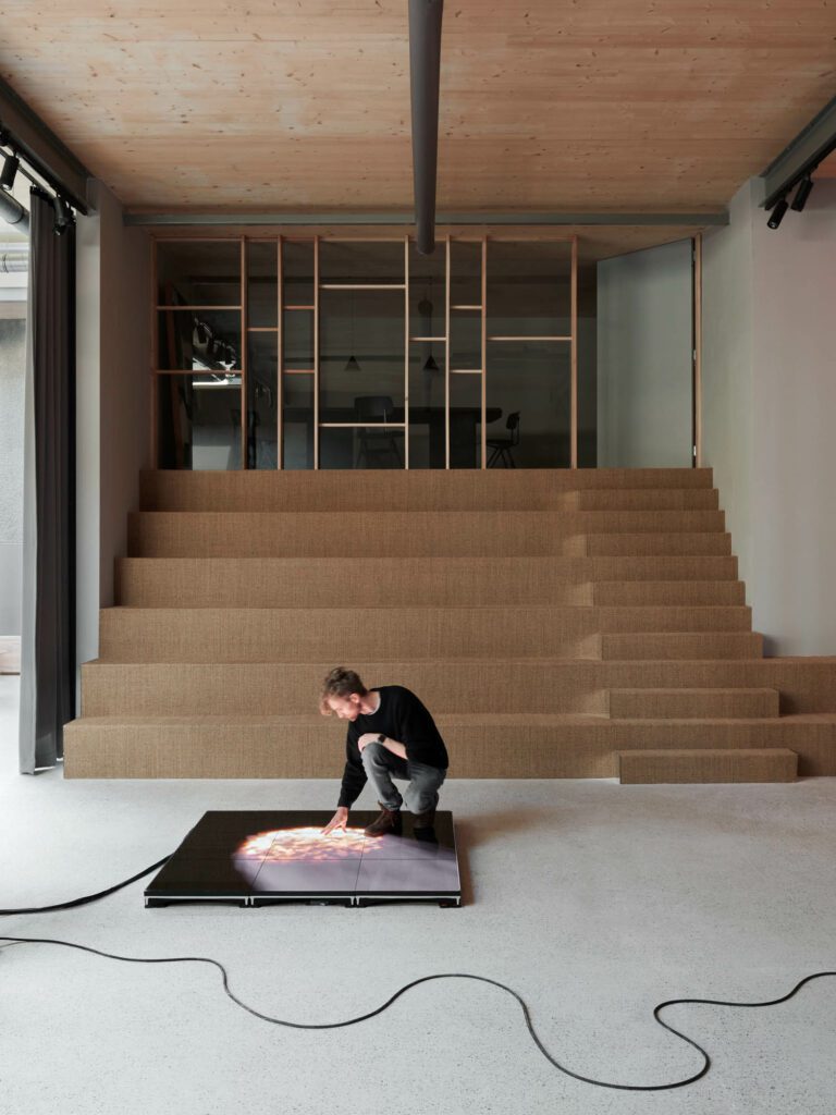 yabo app踏入海草地毯为艺术安装和其他项目提供视图