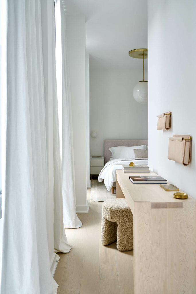 Egg集体办公桌和夜站Workstead、Armadillo地毯和De La Espada床装饰初级机房