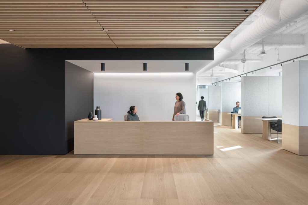 橡木柜和磨坊设置现代阶段接收右侧并发