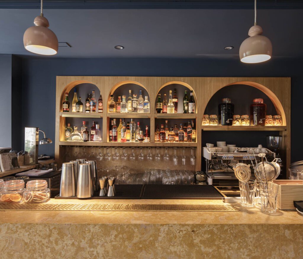 entrace条特征排列法式橡树和Amarelo de Negrais石和半月画板木