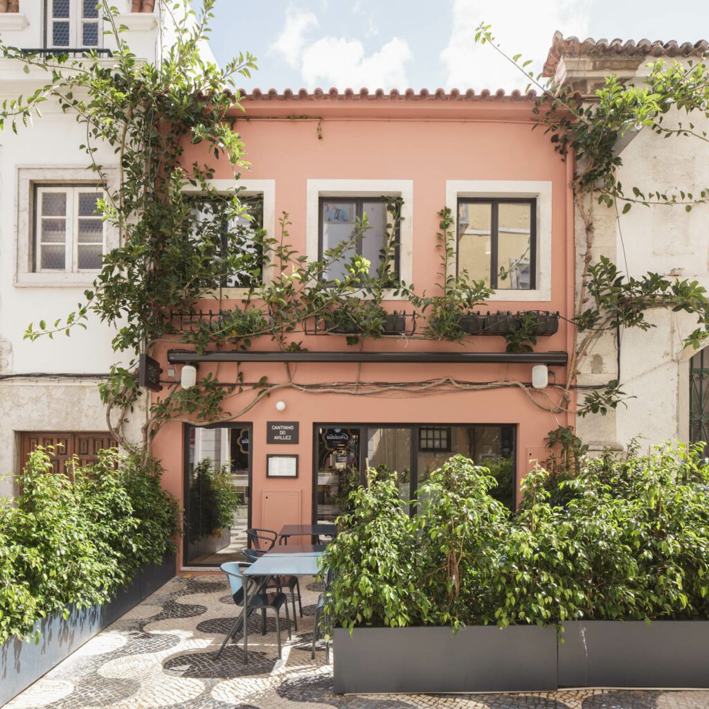 团队安装新铁窗并用签名粉色涂料刷新前台