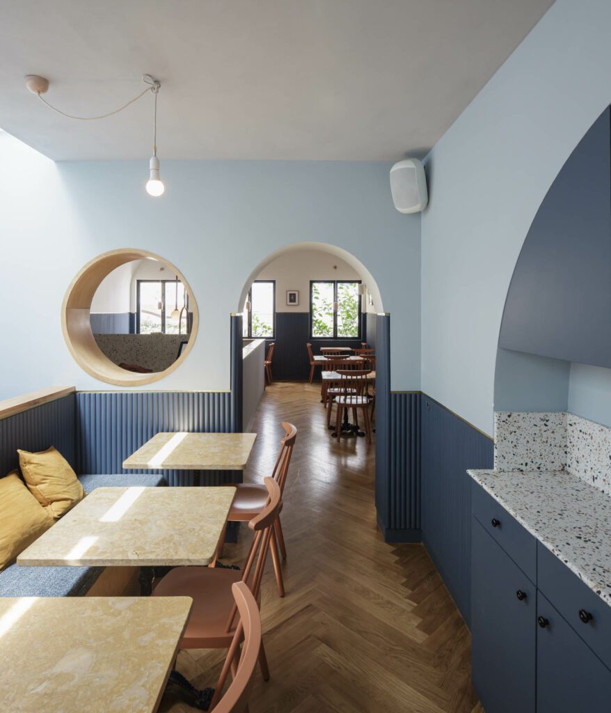 Herringbone安装固橡树地板定义专用餐厅