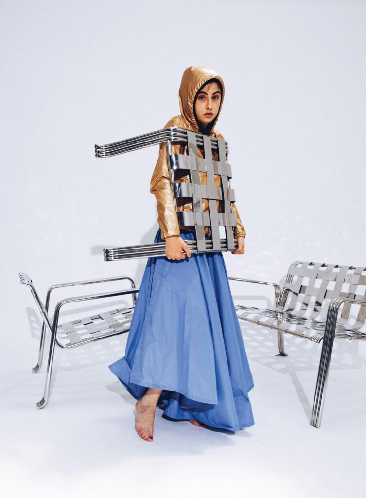 穿蓝礼服的妇女握着轮椅